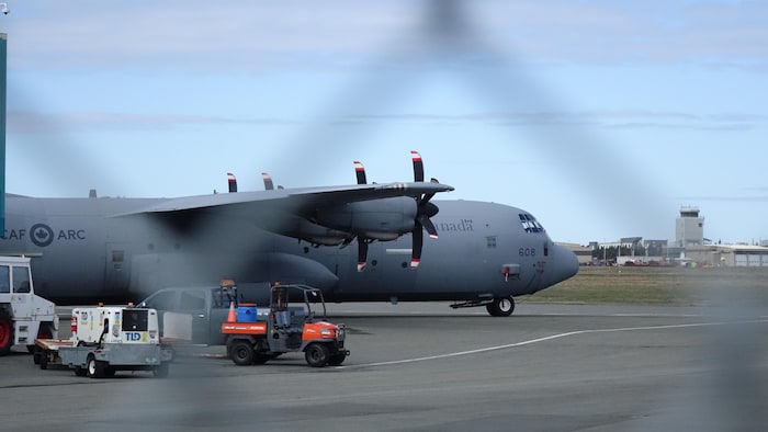 طائرة نقل من طراز ’’هيركوليز سي - 130‘‘ تابعة للقوات المسلحة الكندية متوقفة على مدرج مطار.