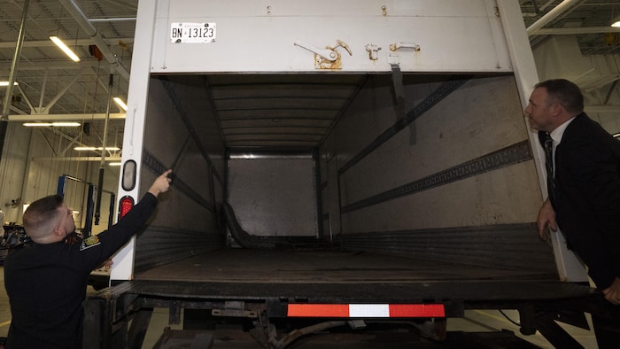 Des policiers ouvrent l'arrière d'un camion retrouvé lors d'une conférence de presse concernant le projet 24K, une enquête conjointe sur le vol d'or à l'aéroport international Pearson, à Brampton (Ontario), le mercredi 17 avril 2024.