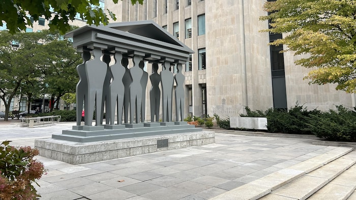 L'entrée d'un palais de justice de Toronto, au centre-ville.