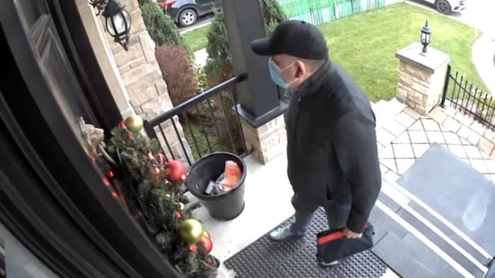 Dans cette image de caméra de surveillance fournie par Laurent Mattel, le malfaiteur s'apprête à entrer chez lui muni de sa pochette noire. 