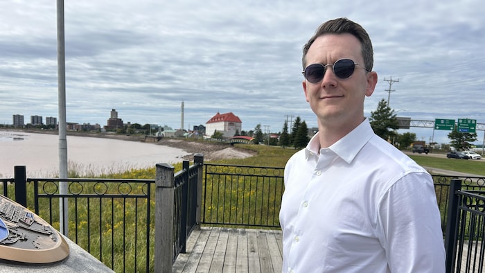 Éric Dow pose pour la photo à côté de la rivière.