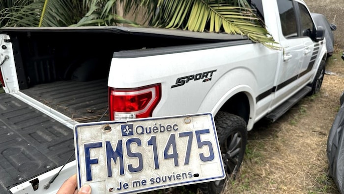 هذه الشاحنة الخفيفة سُرقت في ضواحي مونتريال نهاية عام 2022 لتظهر لاحقاً في غرب إفريقيا، وقد وجد فريق ’’سي بي سي‘‘ لوحة التسجيل الكيبيكية العائدة إليها في صندوقها.