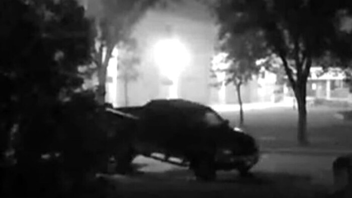 Un voiture qui est remorquée.