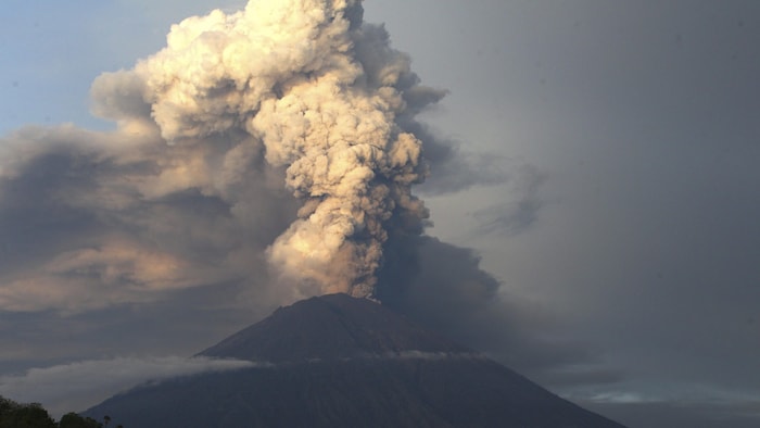 Le volcan Agung crache d'immenses nuages de cendres.