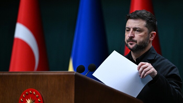Le président ukrainien Volodymyr Zelensky participe à une conférence de presse conjointe avec le président turc à l'issue de leur rencontre au palais présidentiel d'Ankara, le 19 novembre 2025. 