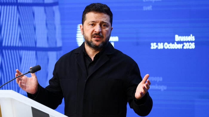 Derrière un lutrin, Volodymyr Zelensky plaide, les mains ouvertes, pendant une conférence de presse à Bruxelles.