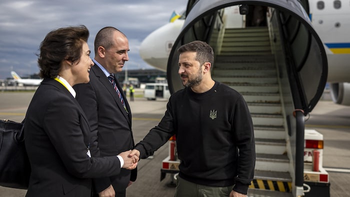 الرئيس الأوكراني فولوديمير زيلينسكي (يمين الصورة) يصافح سفيرة بلاده في سويسرا إيرينا وينيديكتوفا التي جاءت لاستقباله أمس في مطار زوريخ الدولي. 