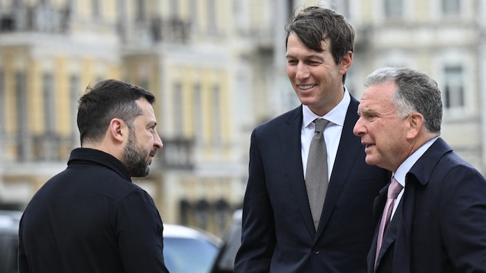 Le président ukrainien Volodymyr Zelensky (à gauche) accueille les envoyés spéciaux américains Steve Witkoff (à droite) et Jared Kushner (au centre) avant leurs entretiens à Kiev, le 6 septembre 2026.