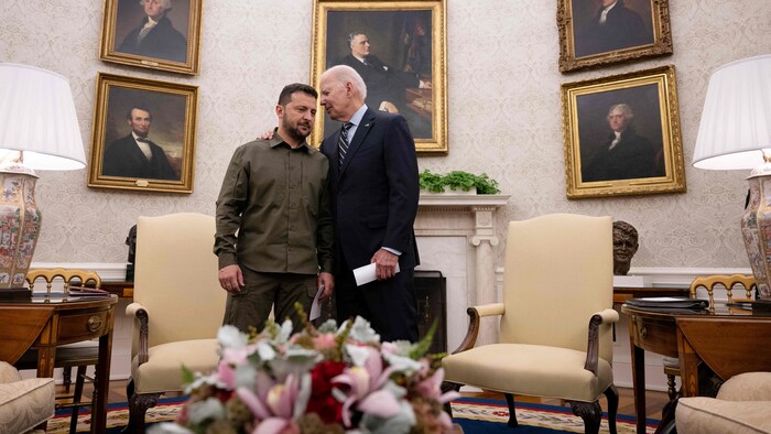Joe Biden fait l'accolade à Volodymyr Zelensky.