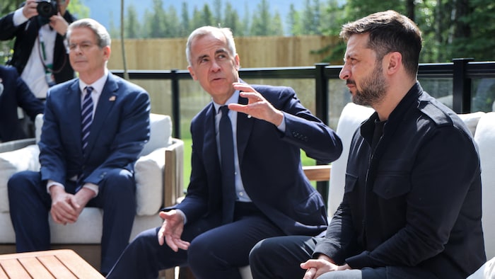 Le premier ministre Mark Carney assis avec le président de l'Ukraine Volodymyr Zelensky lors d'une séance de travail en marge du Sommet du G7, le 17 juin 2025.