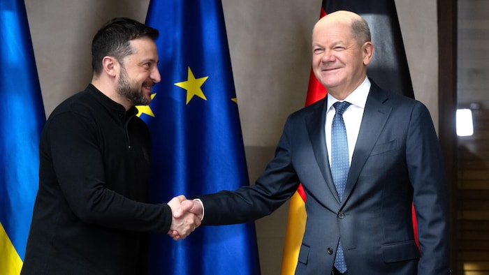 Le chancelier allemand Olaf Scholz (à droite) serre la main du président ukrainien Volodymyr Zelensky lors d'une réunion bilatérale en marge de la 61e Conférence de Munich sur la sécurité, le 15 février 2025.