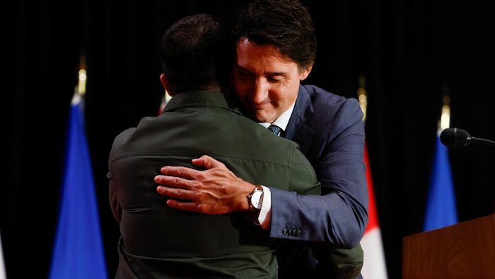 Le premier ministre canadien Justin Trudeau fait une accolade au président ukrainien.