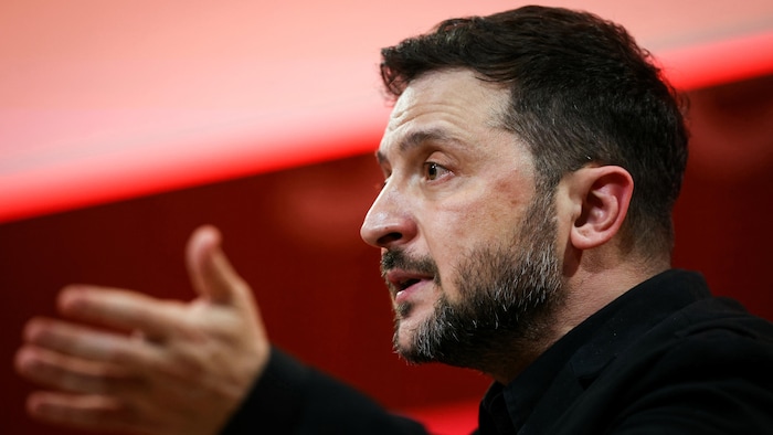 Zelensky s'exprime sur scène lors d'une conférence.