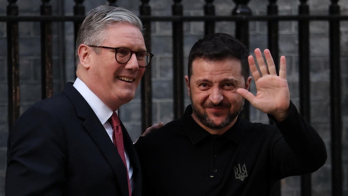 Keir Starmer sourit alors que Volodymyr Zelensky salue de la main le 1er mars 2025.