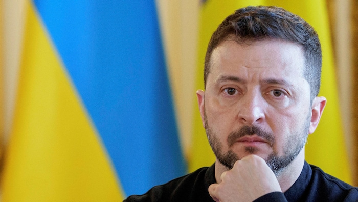Volodymyr Zelensky devant un drapeau ukrainien.