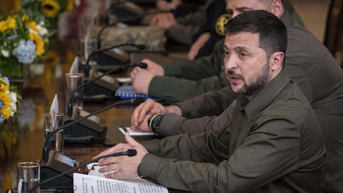 Volodymyr Zelensky parle lors d'une réunion.