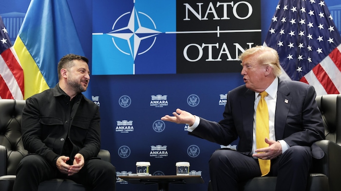 Volodymyr Zelensky et Donald Trump discutent assis dans des fauteuils devant un logo de l'OTAN