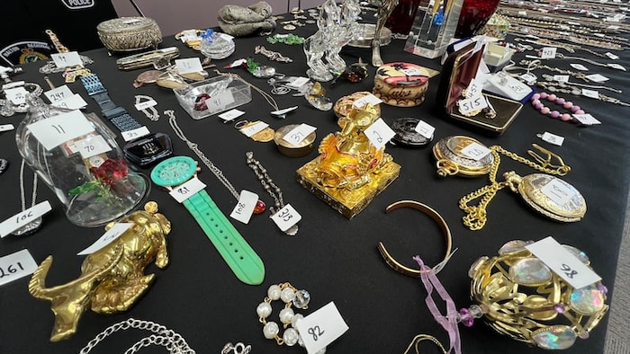 Des montres, bijoux, et autres objets figurent parmi ceux retrouvés et exposés par la police de Halton