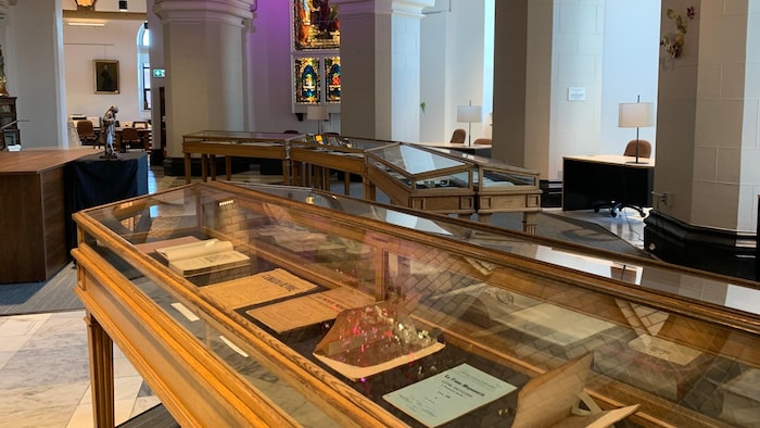 Des écrits exposés dans la cathédrale St-Michel.