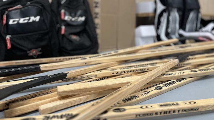 Des bâtons de hockey