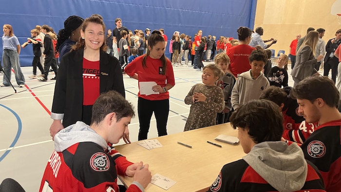 Des joueurs des Voltigeurs de Drummondville en bid de signer des autographes.