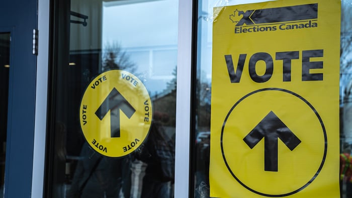 Des pancartes qui indiquent le mot vote.