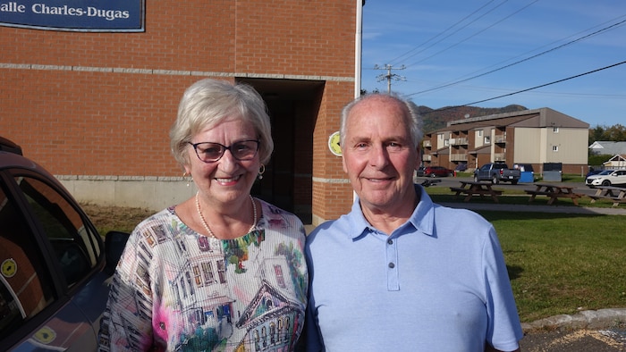 Couple qui pose devant la salle Charles-Dugas de Carleton-sur-Mer.