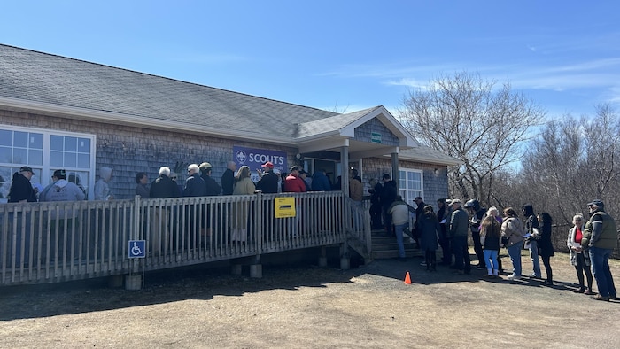 Une file d'électeurs font le pied de grue pour voter. 
