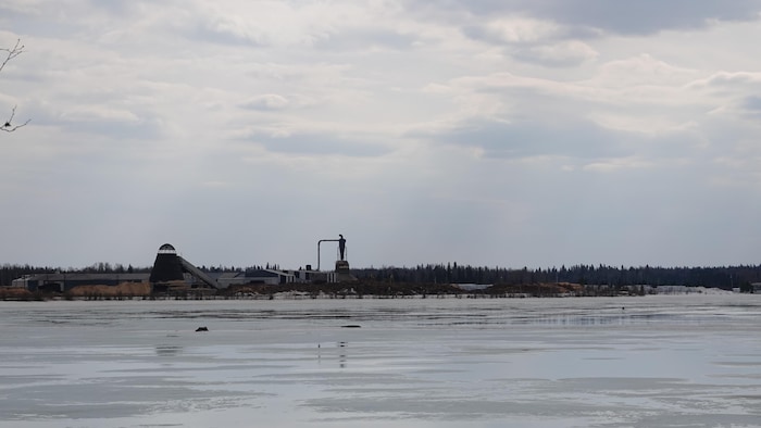 La scierie au bord de l'eau.