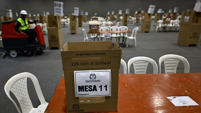 Un bureau de vote vide, la veille de l'élection présidentielle.