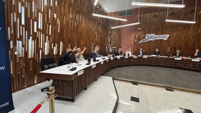 Des conseillers municipaux. 