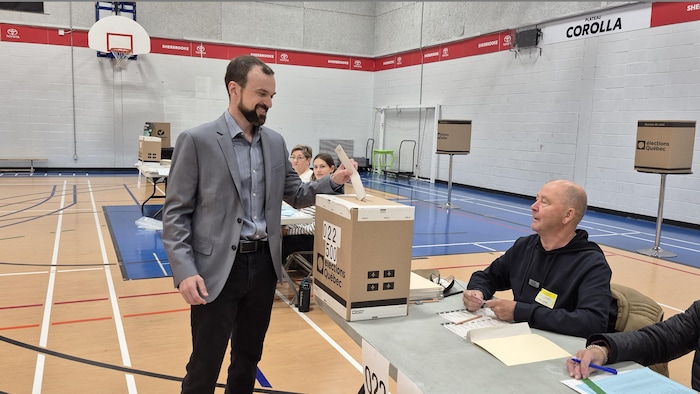 Gabriel Pallotta, le candidat péquiste dans Sherbrooke, a voté lundi matin.