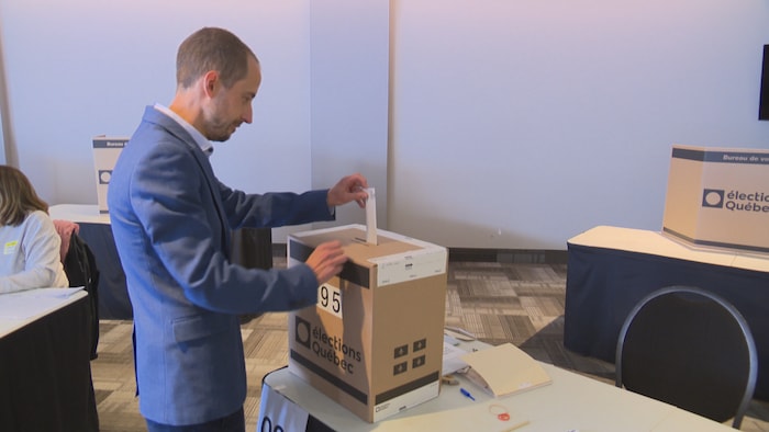 Le candidat libéral dans Richmond, Hugo Fontaine, s'est rendu aux urnes lundi matin.