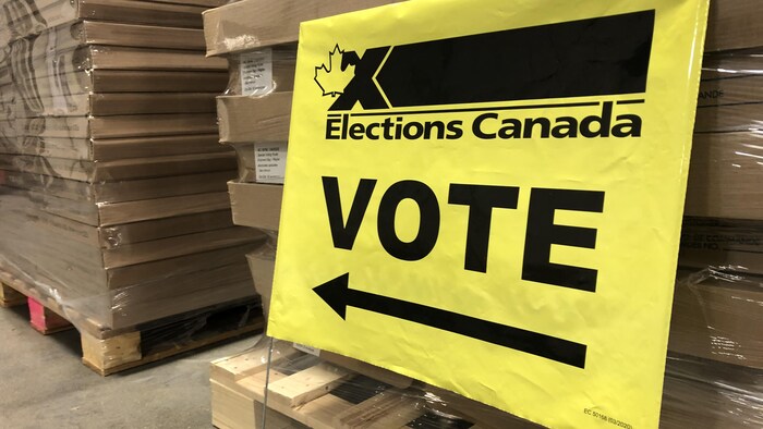 Une affiche d'Élections Canada dans son entrepôt d'Ottawa. 