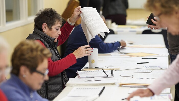 Un employé d’un bureau de vote triant des documents. 
