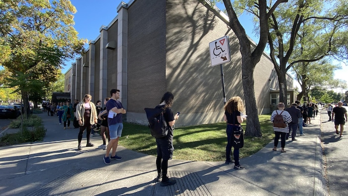 Les gens font la file tout autour de l'édifice du Centre du Plateau.
