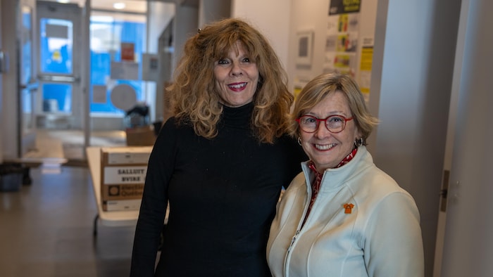 Les deux femmes posent dans le bureau de vote.