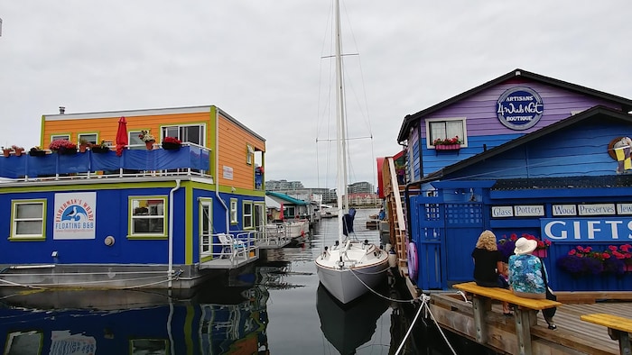 Des maisons flottantes aux quais de Victoria.