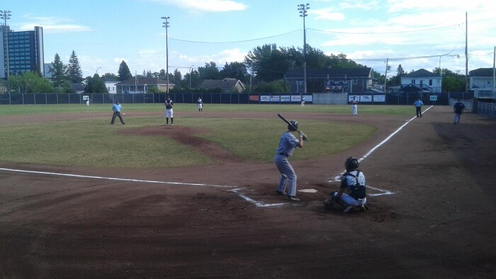Un frappeur est sur le point de s'élancer dans le cadre d'un match de baseball.