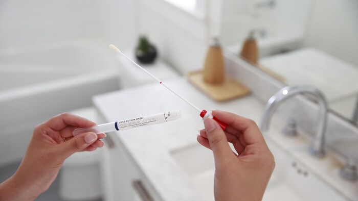 Gros plan d'un autotest de dépistage du virus du papillome humain (VPH).