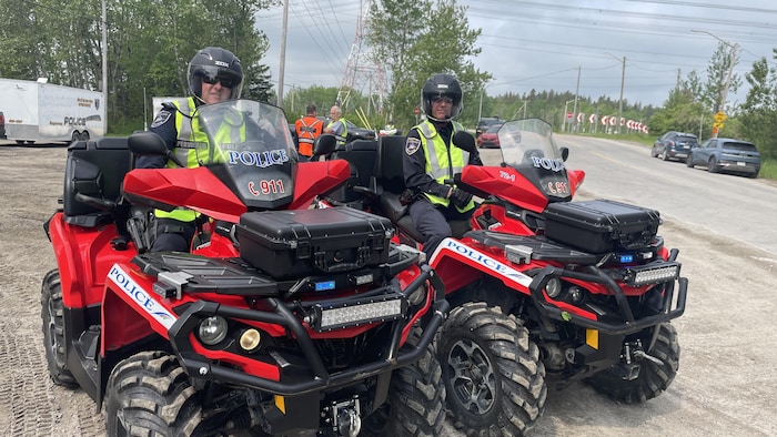 Des policiers sur des quatre-roues.