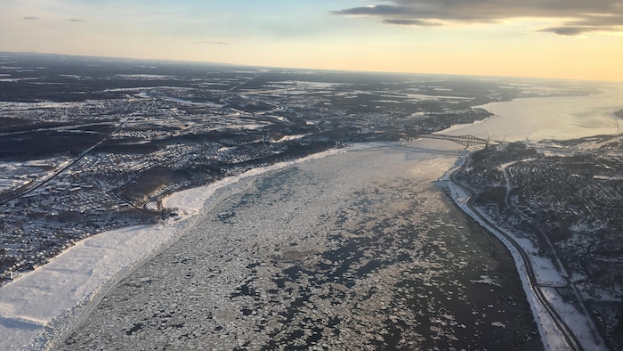 Vue aérienne du fleuve Saint-Laurent entre Lévis et Québec l'hiver.