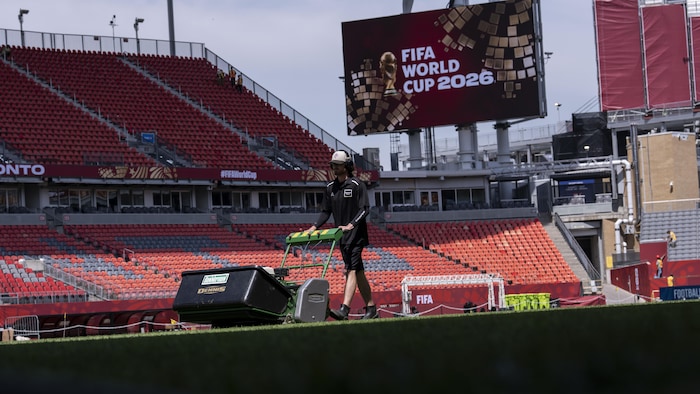 Un employé sur le terrain du stade de Toronto.