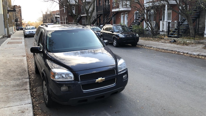 Des VUS stationnés dans une rue du Plateau-Mont-Royal.