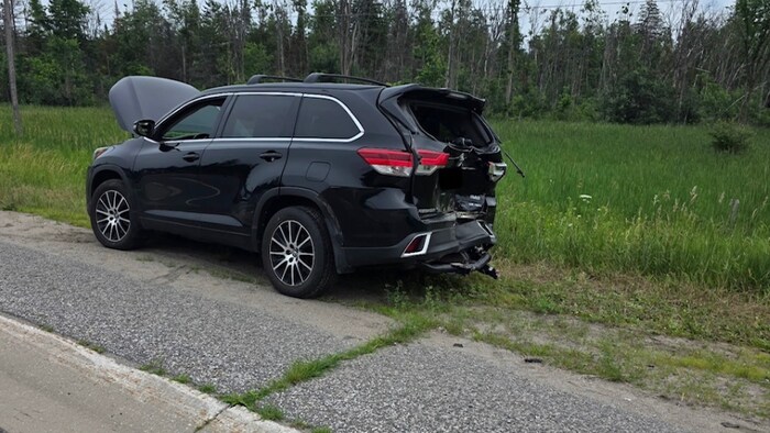 Le VUS accidenté en bordure de la route 11 dans le comté d'Oro-Medonte, le 5 juillet 2026.