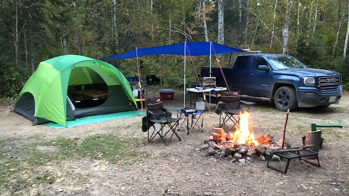 Une tente et une installation de camping sur une terre publique.