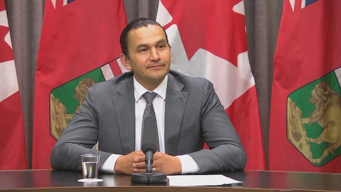 Le premier ministre Wab Kinew s'adresse aux médias dans une salle du Palais législatif, le 28 mai 2025. 
