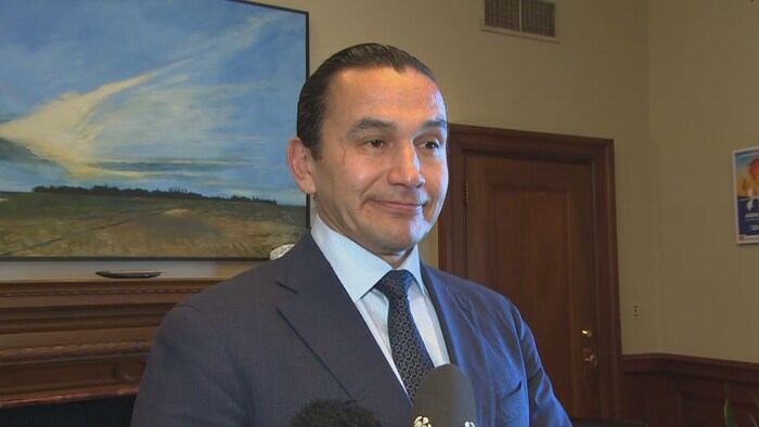 Wab Kinew donne un point de presse dans son bureau du Palais législatif du Manitoba le 24 mars 2025.