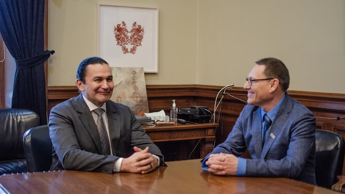 Avi Lewis et Wab Kinew assis à une table.