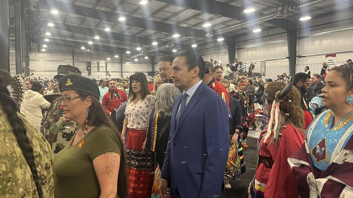 Wab Kinew dans une salle avec plusieurs personnes autour, le 17 mai 2025 à Winnipeg.